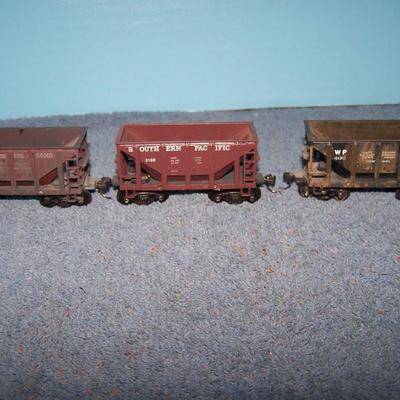 LOT 186 COLLECTABLE HO TRAIN--ORE CARS KADEE COUPLERS--GREAT NORTHERN/SOUTHERN PACIFIC/WESTERN PACIFIC