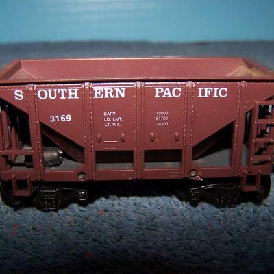 LOT 186 COLLECTABLE HO TRAIN--ORE CARS KADEE COUPLERS--GREAT NORTHERN/SOUTHERN PACIFIC/WESTERN PACIFIC