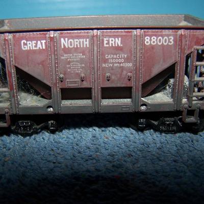 LOT 186 COLLECTABLE HO TRAIN--ORE CARS KADEE COUPLERS--GREAT NORTHERN/SOUTHERN PACIFIC/WESTERN PACIFIC