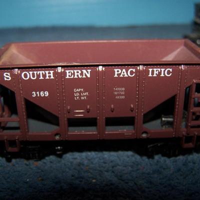 LOT 186 COLLECTABLE HO TRAIN--ORE CARS KADEE COUPLERS--GREAT NORTHERN/SOUTHERN PACIFIC/WESTERN PACIFIC