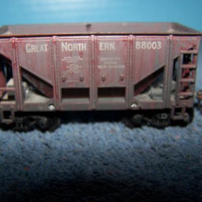 LOT 186 COLLECTABLE HO TRAIN--ORE CARS KADEE COUPLERS--GREAT NORTHERN/SOUTHERN PACIFIC/WESTERN PACIFIC