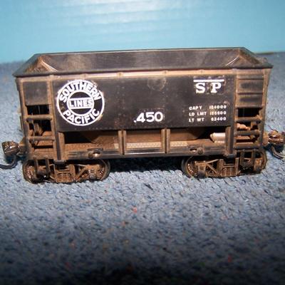 LOT 187 COLLECTABLE HO TRAIN--ORE CARS KADEE COUPLERS--2 GREAT NORTHERN/SOUTHERN PACIFIC