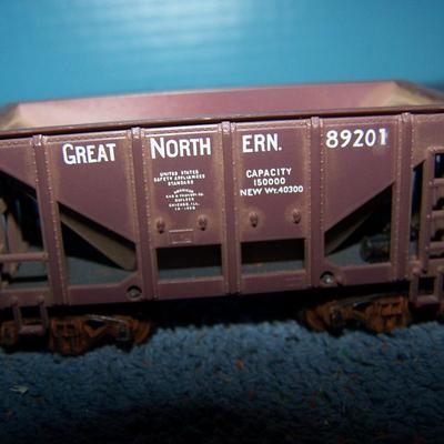 LOT 187 COLLECTABLE HO TRAIN--ORE CARS KADEE COUPLERS--2 GREAT NORTHERN/SOUTHERN PACIFIC