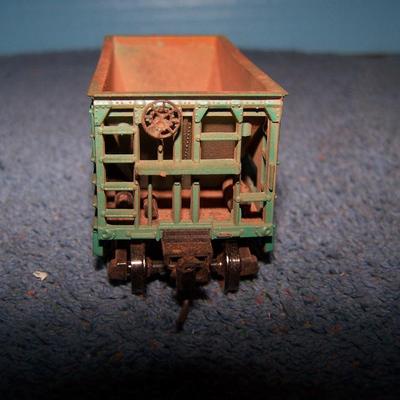 LOT 187 COLLECTABLE HO TRAIN--ORE CARS KADEE COUPLERS--2 GREAT NORTHERN/SOUTHERN PACIFIC