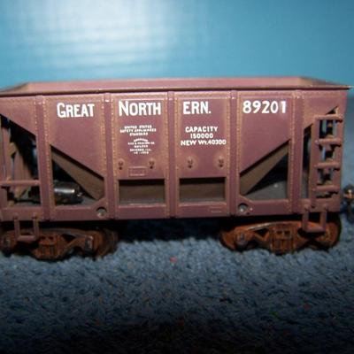 LOT 187 COLLECTABLE HO TRAIN--ORE CARS KADEE COUPLERS--2 GREAT NORTHERN/SOUTHERN PACIFIC