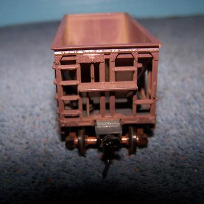 LOT 187 COLLECTABLE HO TRAIN--ORE CARS KADEE COUPLERS--2 GREAT NORTHERN/SOUTHERN PACIFIC