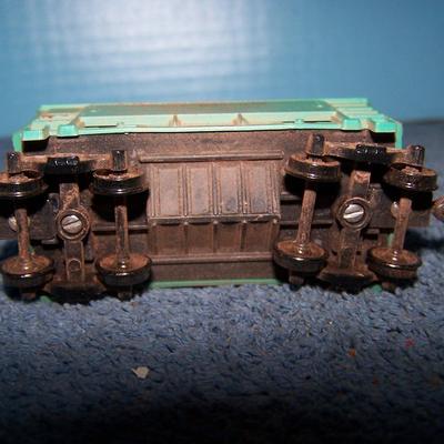 LOT 187 COLLECTABLE HO TRAIN--ORE CARS KADEE COUPLERS--2 GREAT NORTHERN/SOUTHERN PACIFIC