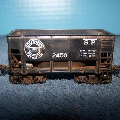 LOT 187 COLLECTABLE HO TRAIN--ORE CARS KADEE COUPLERS--2 GREAT NORTHERN/SOUTHERN PACIFIC