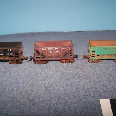 LOT 187 COLLECTABLE HO TRAIN--ORE CARS KADEE COUPLERS--2 GREAT NORTHERN/SOUTHERN PACIFIC