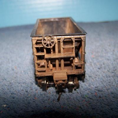 LOT 187 COLLECTABLE HO TRAIN--ORE CARS KADEE COUPLERS--2 GREAT NORTHERN/SOUTHERN PACIFIC