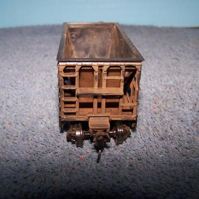 LOT 187 COLLECTABLE HO TRAIN--ORE CARS KADEE COUPLERS--2 GREAT NORTHERN/SOUTHERN PACIFIC