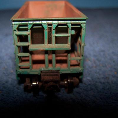 LOT 187 COLLECTABLE HO TRAIN--ORE CARS KADEE COUPLERS--2 GREAT NORTHERN/SOUTHERN PACIFIC