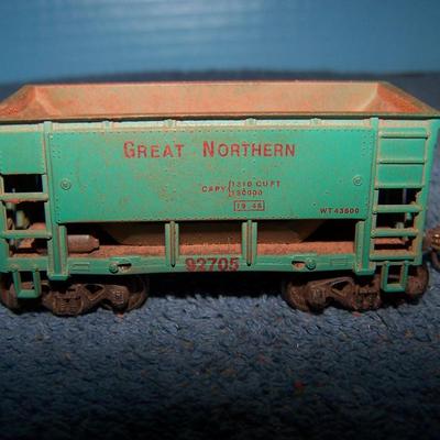 LOT 187 COLLECTABLE HO TRAIN--ORE CARS KADEE COUPLERS--2 GREAT NORTHERN/SOUTHERN PACIFIC