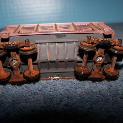 LOT 187 COLLECTABLE HO TRAIN--ORE CARS KADEE COUPLERS--2 GREAT NORTHERN/SOUTHERN PACIFIC
