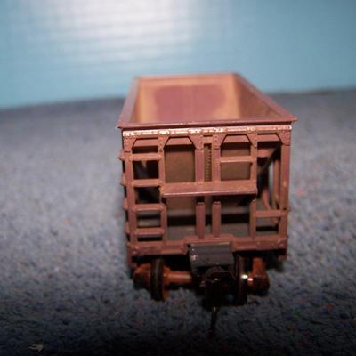 LOT 187 COLLECTABLE HO TRAIN--ORE CARS KADEE COUPLERS--2 GREAT NORTHERN/SOUTHERN PACIFIC