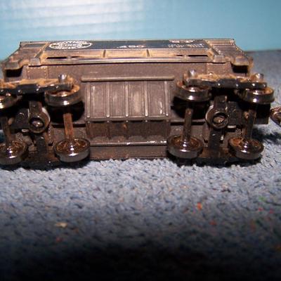 LOT 187 COLLECTABLE HO TRAIN--ORE CARS KADEE COUPLERS--2 GREAT NORTHERN/SOUTHERN PACIFIC