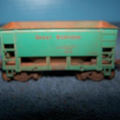 LOT 187 COLLECTABLE HO TRAIN--ORE CARS KADEE COUPLERS--2 GREAT NORTHERN/SOUTHERN PACIFIC