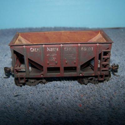LOT 188 COLLECTABLE HO TRAIN--ORE CARS KADEE COUPLERS--GREAT NORTHERN/WESTERN PACIFIC