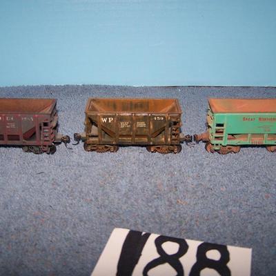 LOT 188 COLLECTABLE HO TRAIN--ORE CARS KADEE COUPLERS--GREAT NORTHERN/WESTERN PACIFIC