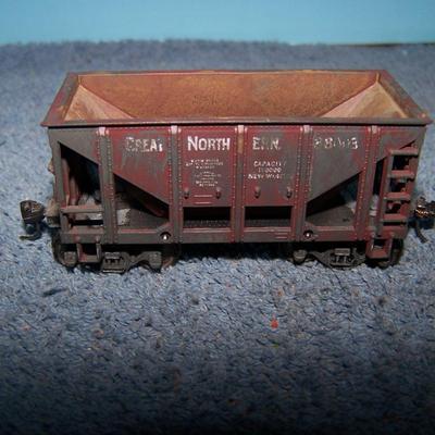 LOT 188 COLLECTABLE HO TRAIN--ORE CARS KADEE COUPLERS--GREAT NORTHERN/WESTERN PACIFIC