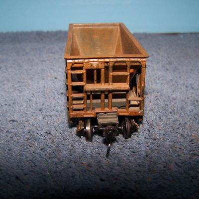 LOT 188 COLLECTABLE HO TRAIN--ORE CARS KADEE COUPLERS--GREAT NORTHERN/WESTERN PACIFIC