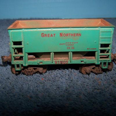 LOT 188 COLLECTABLE HO TRAIN--ORE CARS KADEE COUPLERS--GREAT NORTHERN/WESTERN PACIFIC