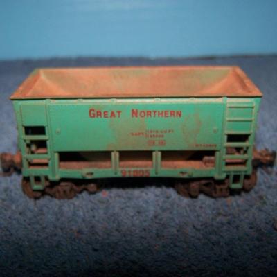 LOT 188 COLLECTABLE HO TRAIN--ORE CARS KADEE COUPLERS--GREAT NORTHERN/WESTERN PACIFIC