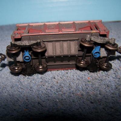 LOT 188 COLLECTABLE HO TRAIN--ORE CARS KADEE COUPLERS--GREAT NORTHERN/WESTERN PACIFIC
