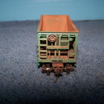 LOT 188 COLLECTABLE HO TRAIN--ORE CARS KADEE COUPLERS--GREAT NORTHERN/WESTERN PACIFIC