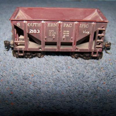 LOT 189 COLLECTABLE HO TRAIN--ORE CARS KADEE COUPLERS--GREAT NORTHERN/SOUTHERN PACIFIC