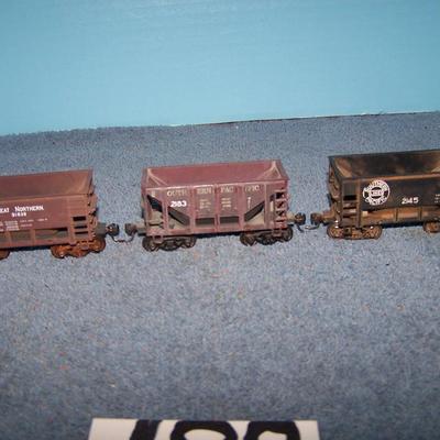LOT 189 COLLECTABLE HO TRAIN--ORE CARS KADEE COUPLERS--GREAT NORTHERN/SOUTHERN PACIFIC