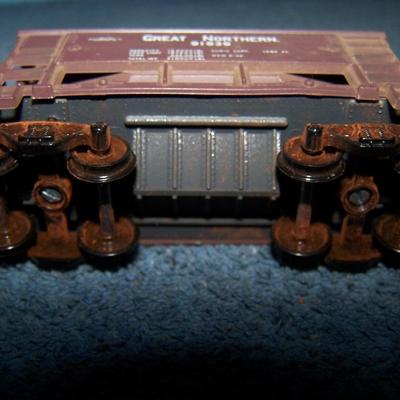 LOT 189 COLLECTABLE HO TRAIN--ORE CARS KADEE COUPLERS--GREAT NORTHERN/SOUTHERN PACIFIC
