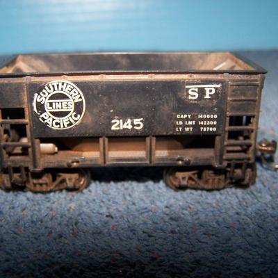 LOT 189 COLLECTABLE HO TRAIN--ORE CARS KADEE COUPLERS--GREAT NORTHERN/SOUTHERN PACIFIC