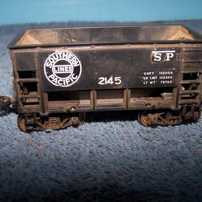 LOT 189 COLLECTABLE HO TRAIN--ORE CARS KADEE COUPLERS--GREAT NORTHERN/SOUTHERN PACIFIC