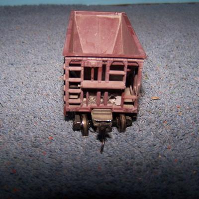 LOT 189 COLLECTABLE HO TRAIN--ORE CARS KADEE COUPLERS--GREAT NORTHERN/SOUTHERN PACIFIC