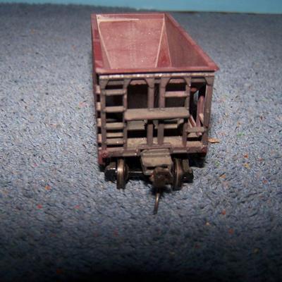 LOT 189 COLLECTABLE HO TRAIN--ORE CARS KADEE COUPLERS--GREAT NORTHERN/SOUTHERN PACIFIC