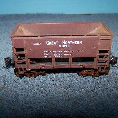 LOT 189 COLLECTABLE HO TRAIN--ORE CARS KADEE COUPLERS--GREAT NORTHERN/SOUTHERN PACIFIC