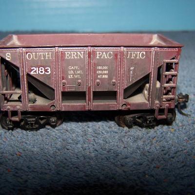 LOT 189 COLLECTABLE HO TRAIN--ORE CARS KADEE COUPLERS--GREAT NORTHERN/SOUTHERN PACIFIC