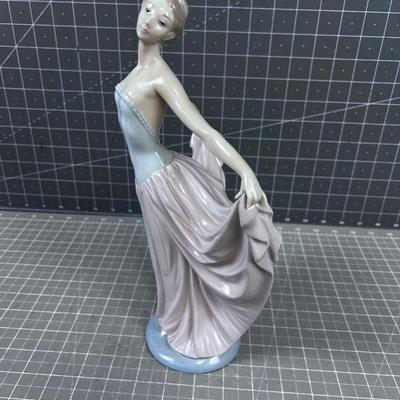 Lladro # 5050   Titled:  Dancer 