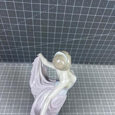Lladro # 5050   Titled:  Dancer 