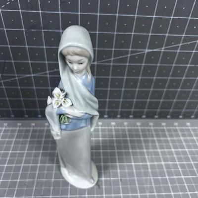 Lladro # 4650 Titled: Girl with Calla Lilly