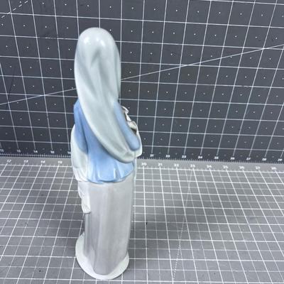 Lladro # 4650 Titled: Girl with Calla Lilly