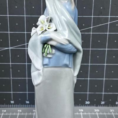 Lladro # 4650 Titled: Girl with Calla Lilly