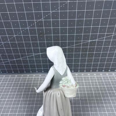 NAO Vintage LLADRO Girl with Basket and Goose