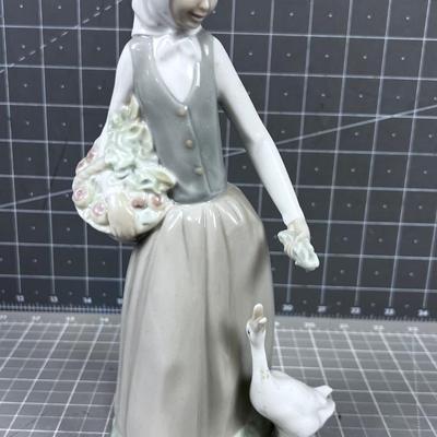 NAO Vintage LLADRO Girl with Basket and Goose