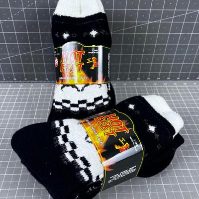 4 pair of men's NEW HOT FEET Heavy Thermo Socks. 