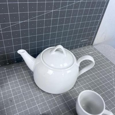 White Tea Pot with Espresso Cups 
