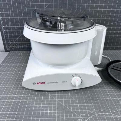 BOSCH Universal Plus 800 Watt with Mixing Bowl and Slicer Blades 