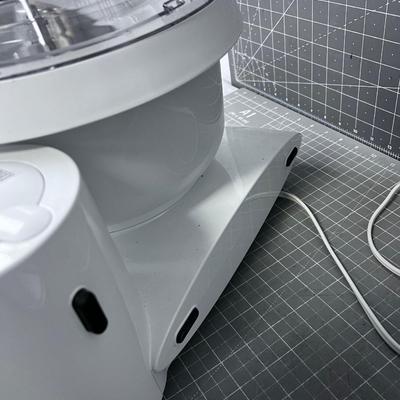 BOSCH Universal Plus 800 Watt with Mixing Bowl and Slicer Blades 
