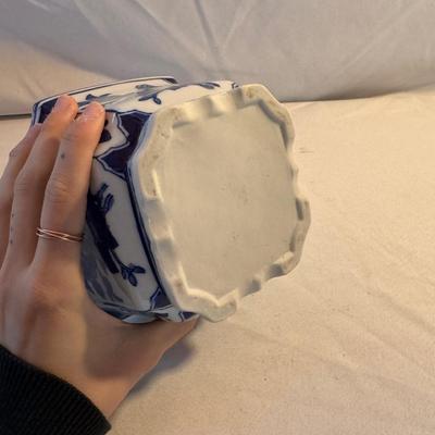 Porcelain Vase, Planters, and More (K-DZ)